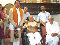 दादा साहेब फ़ाल्के पुरस्कार लेते तपन सिन्हा