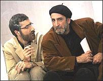 نمايی از نمايش 'شما خانمی با مانتوی آبی نديديد؟' - عکسها از سايت ايران تئاتر