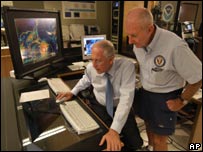 Cientistas no Centro Nacional de Furacões, em Miami