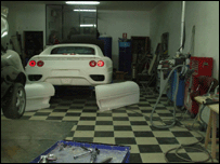 oficina produzindo Ferrari falsa (foto de divulgação - polícia financeira de Palermo)