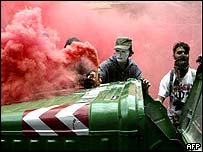 Participantes de marcha anti-Bush em Roma