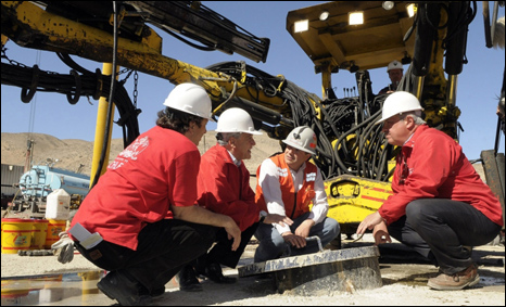 الرئيس التشيلي سيباستيان بينيرا (الثاني من اليسار)