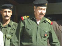 صدام حسين (راست) و علی شيميايی