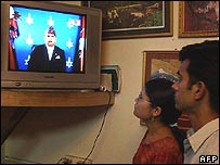 نپالی ها به سخنرانی تلويزيونی شاه گيانندرا گوش می دهند