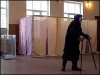 Старенька на милицях на виборчій дільниці