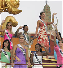 Các thí sinh dự thi Miss Universe 2005 trình diễn thời trang tại một điểm du lịch của Thái Lan