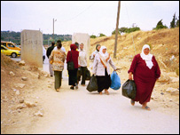Palestinos cruzam barreira em Belém