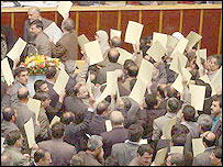 بيش از يکصد تن از نمايندگان مجلس ششم در اعتراض به رد صلاحيت داوطلبان انتخابات مجلس هفتم استعفا دادند