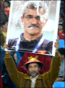 Một người hâm mộ cầm ảnh ông Calisto