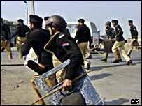 پليس پاکستان در مقابله با شورش شيعيان هنگو