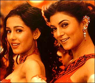 بالی وڈ میں اس سال کی لے سشمیتا سین اور شاہ رخ خان  کی ’میں ہوں ناں‘ ہی نے طے کردی تھی۔