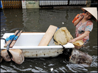 Một người dân Hà Nội di chuyển trong nước lụt hồi tháng 11