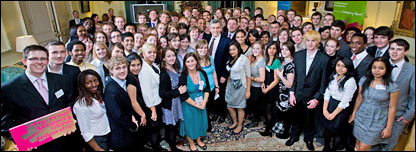 英国青年人返英后在首相府合影