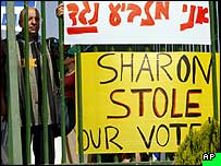 معترض ضدشارون در خارج از پارلمان اسرائيل