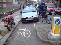 被汽车挡住去路的自行车道