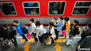 武汉火车站旅客排队登上列车(3/10/2012)