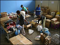 Servidores em Brasília empacotam doações para vítimas do tsunami