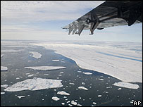 Pedaço de gelo se desprendeu da costa norte da ilha Ellesmere, no Canadá