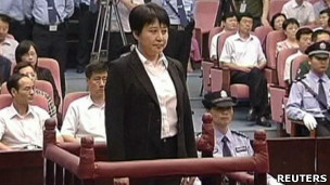 谷开来于合肥市中级法院出庭受审（中国中央电视台截屏9/8/2012）