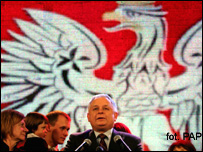 Ông Lech Kaczynski dưới quốc huy Đại bàng trắng của Balan