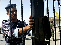 Refah sınır kapısında görevli polis