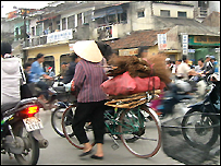 Một phụ nữ giữa đường phố Hà Nội