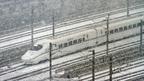 武漢一列高鐵列車在白雪中通過京廣高鐵湖北段（26/12/2012）