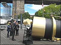 न्युयॉर्क में ब्रुकलीन ब्रिज के पास रखी दूरबीन