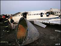 Membros de serviços de emergência no local do acidente