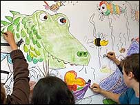 children drawing pictures