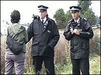 Manifestante e policial em acampamento