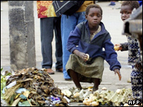کودکان در جستجوی غذا - هراره، زیمبابوه