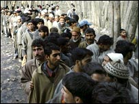 कश्मीर में मतदान के लिए पहुँचे मतदाता