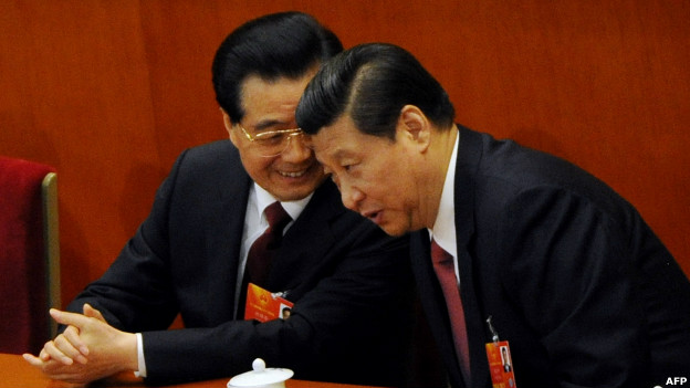新任中国国家主席兼军委主席习近平（右）与胡锦涛（14/03/2013）