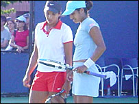 शिखा और नेहा ओबेरॉय