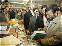 محمود احمدی نژاد در نمايشگاه کتاب