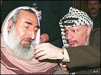 ياسر عرفات در کنار شيخ احمد ياسين رهبر معنوی جنبش حماس که در حمله اسرائيليها به قتل رسيد، شيخ ياسين منتقد سياستهای عرفات بود