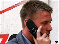 مردی با تلفن همراه صحبت می کند