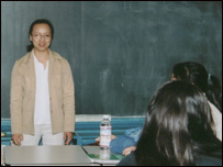 Nguyễn Vũ Ngọc Khuyên ngoài việc nghiên cứu còn dạy Việt ngữ cho các em sinh ra và lớn lên ở Hoa Kỳ (ảnh Bùi Văn Phú)