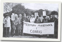 Protestio dros feddygfa Cerrig yng Nghorwen