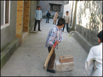 بچے کرکٹ کھیل رہے ہیں