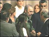 Fidel Castro caminha em público pela primeira vez depois da queda