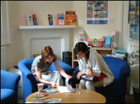 Sinh viên đến tìm hiểu về trường