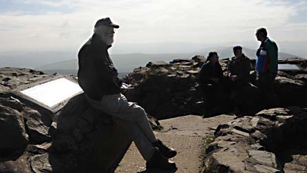 Criw Galwad ar gopa Moel Famau