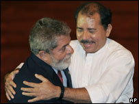 O presidente Luiz Inácio Lula da Silva é recebido pelo presidente da Nicarágua, Daniel Ortega, na chegada a Manágua