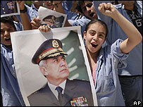 Criança libanesa segura cartaz do General Michel Suleiman. Foto: AP