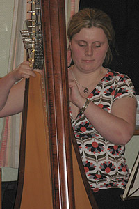 Meinir Llwyd, yn wreiddiol o Rhuallt, yn canu'r delyn yn ystod y noson