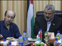 جانستون هنگام صرف صبحانه با هنیه