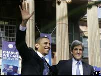 Os senadores democratas Barack Obama, pré-candidato à Presidência dos EUA, e John Kerry, ex-candidato à Presidência