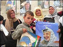 Arafat'ın posterlerini tutan Filistinli çocuklar